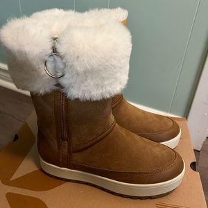 UGG -Tynlee size 5 (BRAND NEW in box)